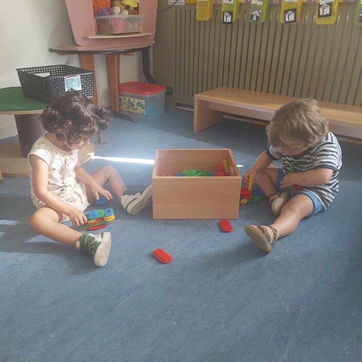 Samen spelen in de kring op de grond