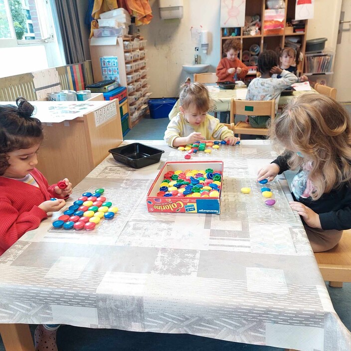 Djanan, Ella en Alexis aan het werk met colorino