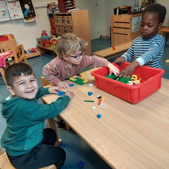 Yusuf, Olivier en Dadaba samen aan het werk met de lego's