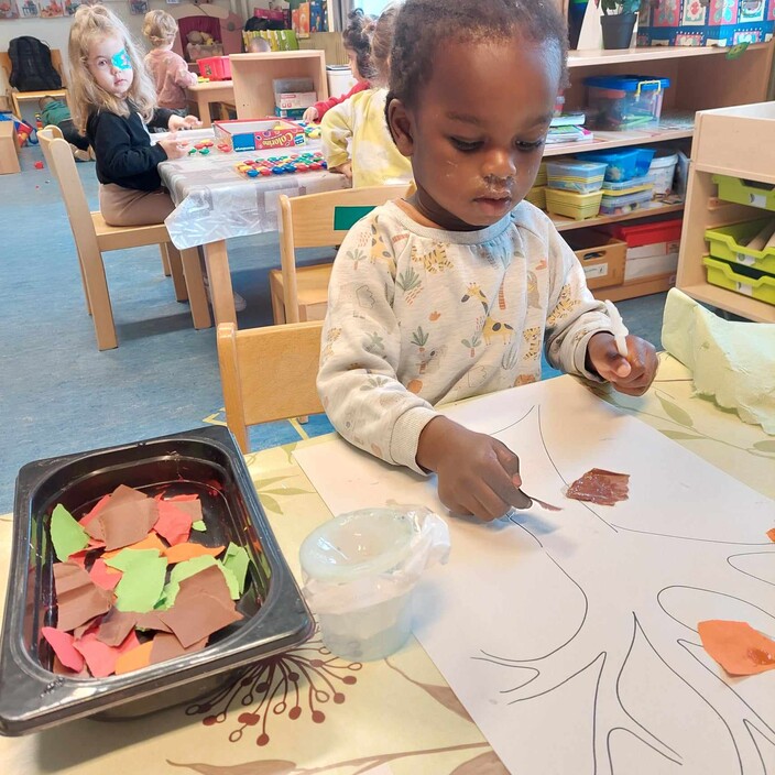 Kwaku werkt aan zijn grote herfstboom