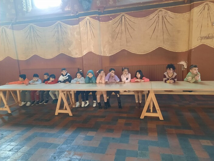 kinderen aan een lange tafel