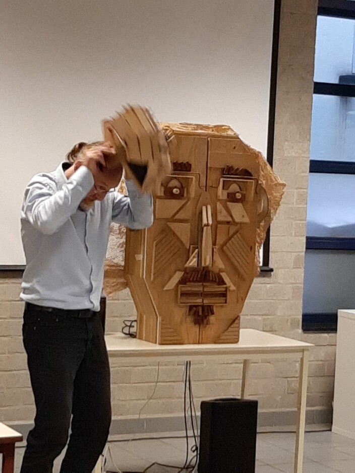 Professor met zijn houten hoofd