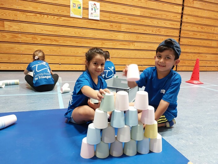 Een toren bouwen met bekers