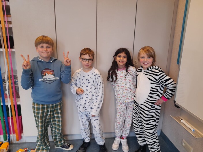 Leerlingen van het 3e laarjaar in pyjama 