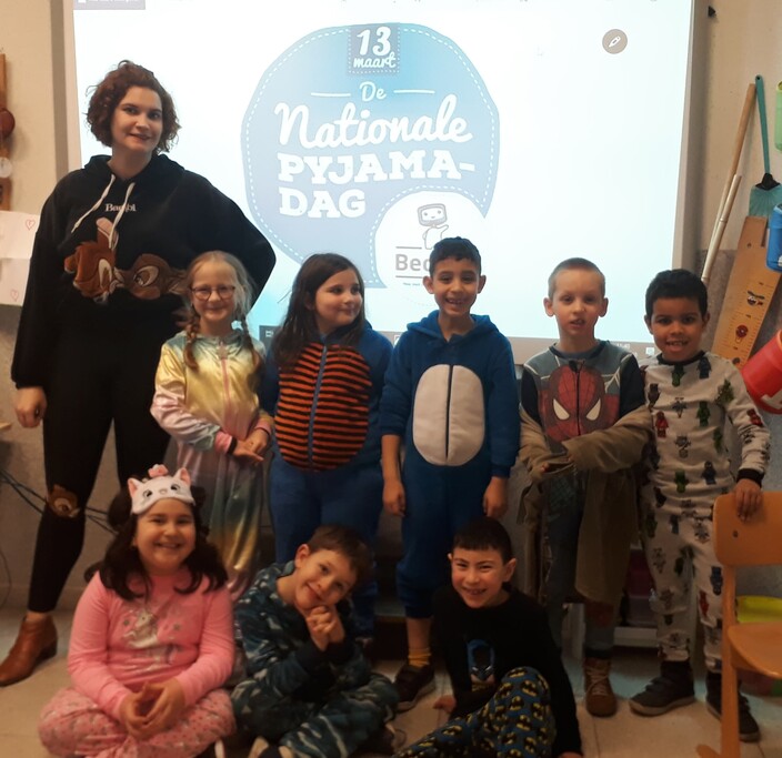 Op vrijdag 13 maart mochten we voor één keer in onze pyjama of onesie naar school komen.   In onze pyjama ontdekten we wat bednet is en wat ze doen voor de zieke kinderen. 