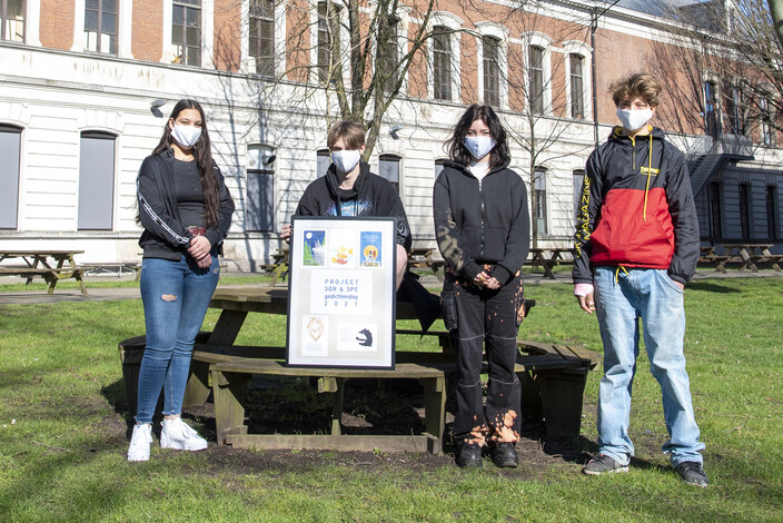 leerlingen met postkaarten