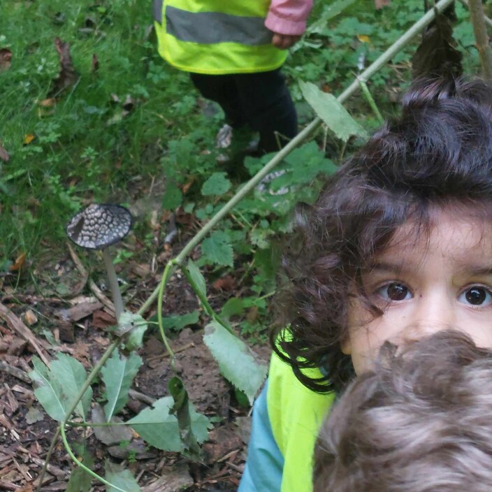 Ook Djanan posseert graag bij één van de gevonden paddenstoelen