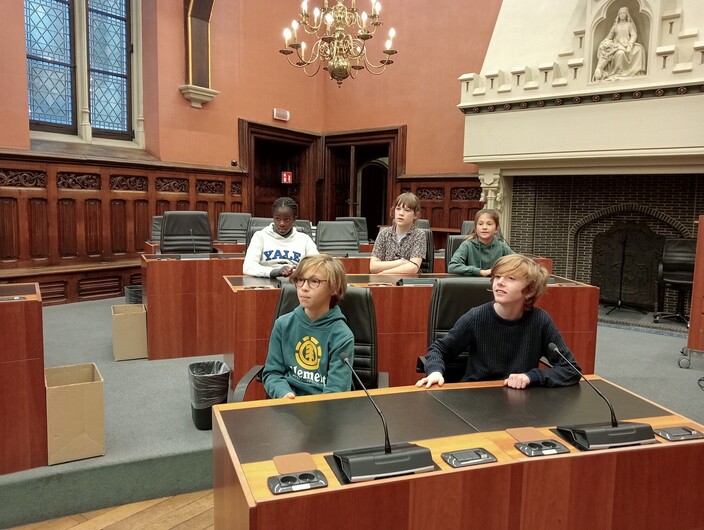 kinderen in gemeenteraadszaal