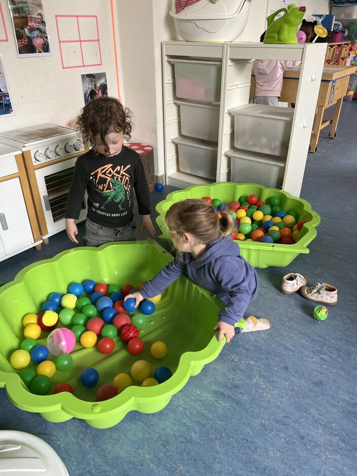 Spelen in het ballenbad.