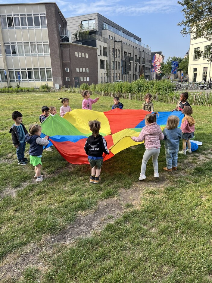 Spelletjes met de parachute.