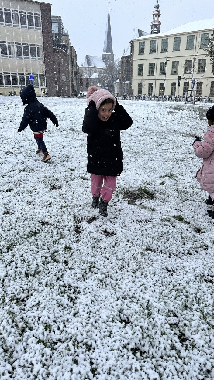 Spelen in de sneeuw.