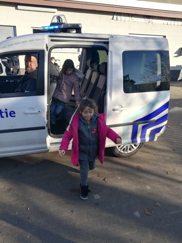 Ani en Beren in de politiewagen