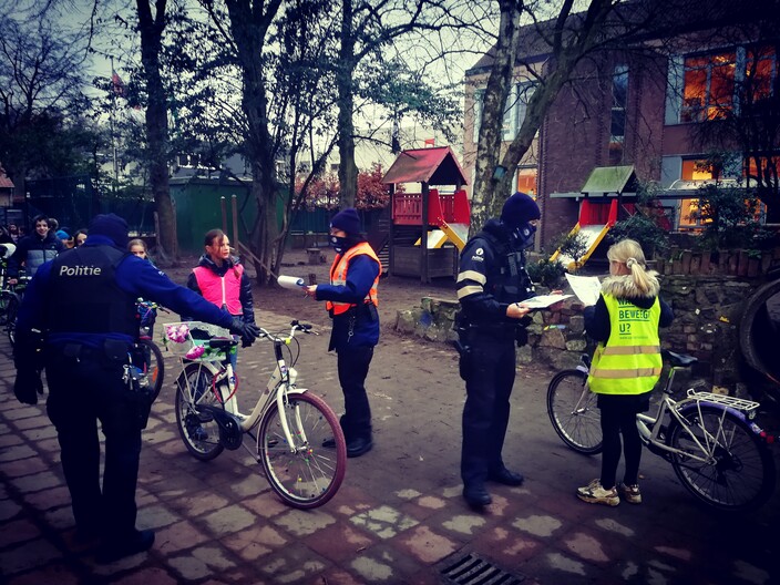 de politie controleert de fiets van een leerling