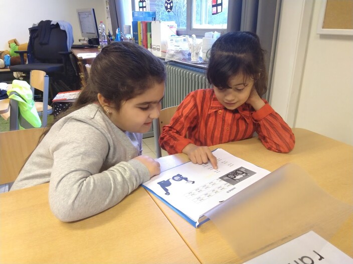 Rahma en Sevilay lezen samen