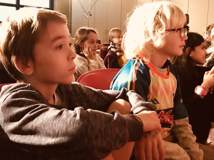 Kinderen kijken naar de voorstelling 