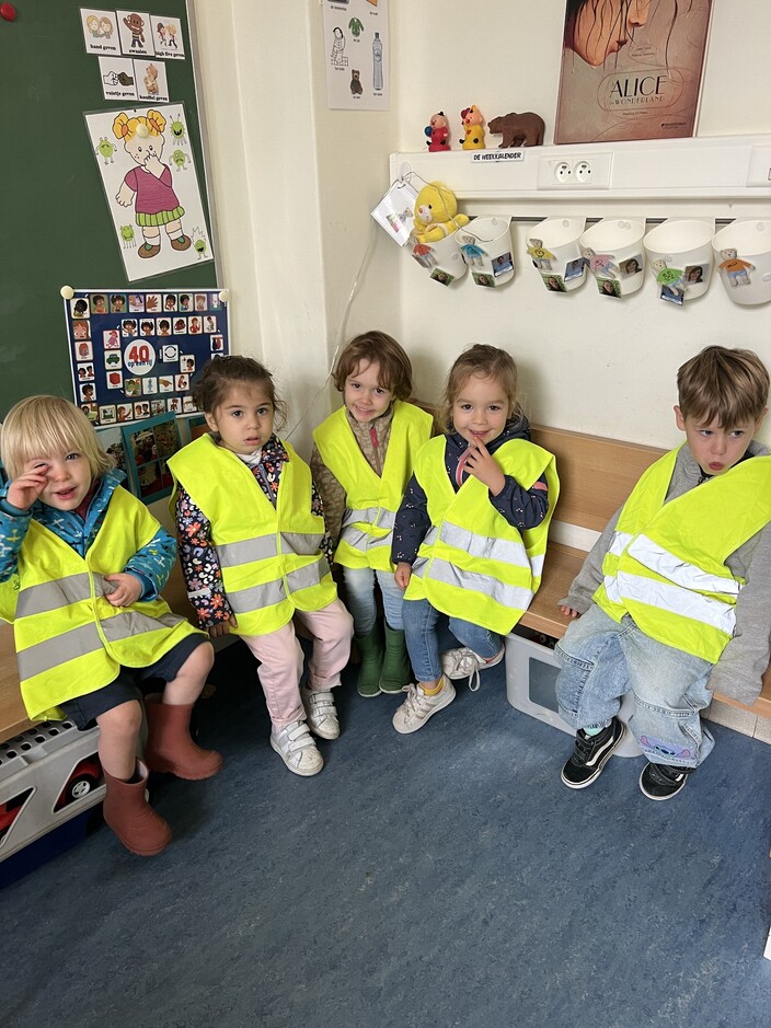 Wij zitten klaar voor de bus.