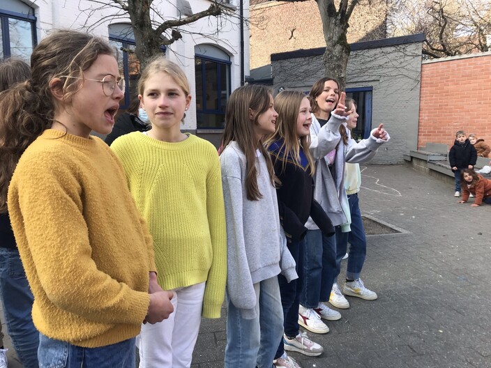 kinderen zingen voor de jarigen van februari 
