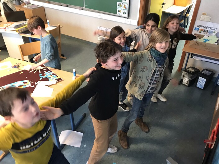 Kinderen dansen in de 4e klas 