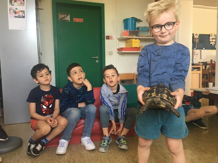 opa Jona op bezoek met schildpad oscar 