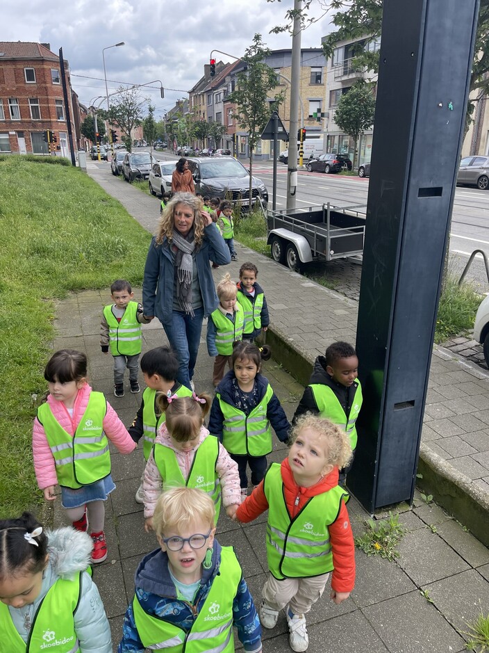 Op zoek naar boekjes in de bib