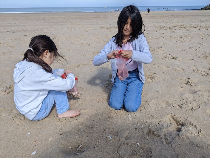 Armina en Asma zoeken schelpjes