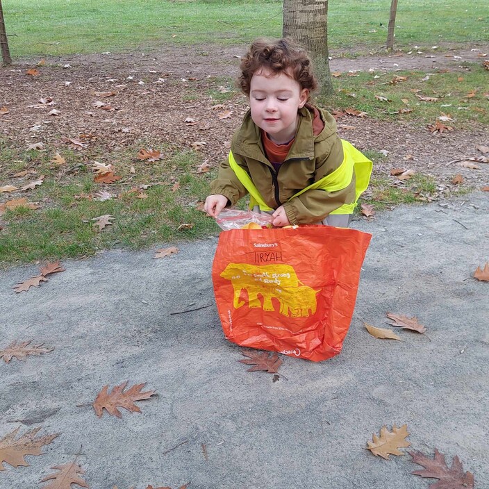 Ook Tirzah wil graag haar zakje vullen met de mooiste blaadjes van het bos