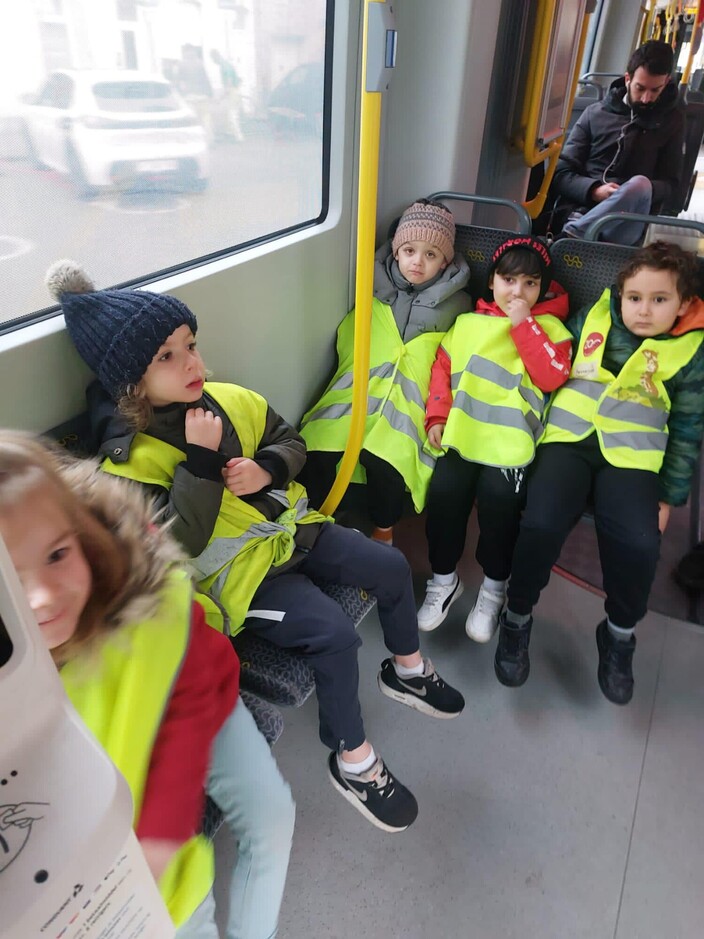kinderen zitten in de bus