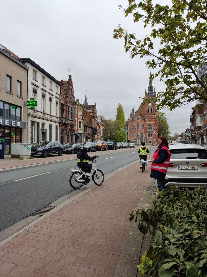 beeld van een straat met fietser en voetganger