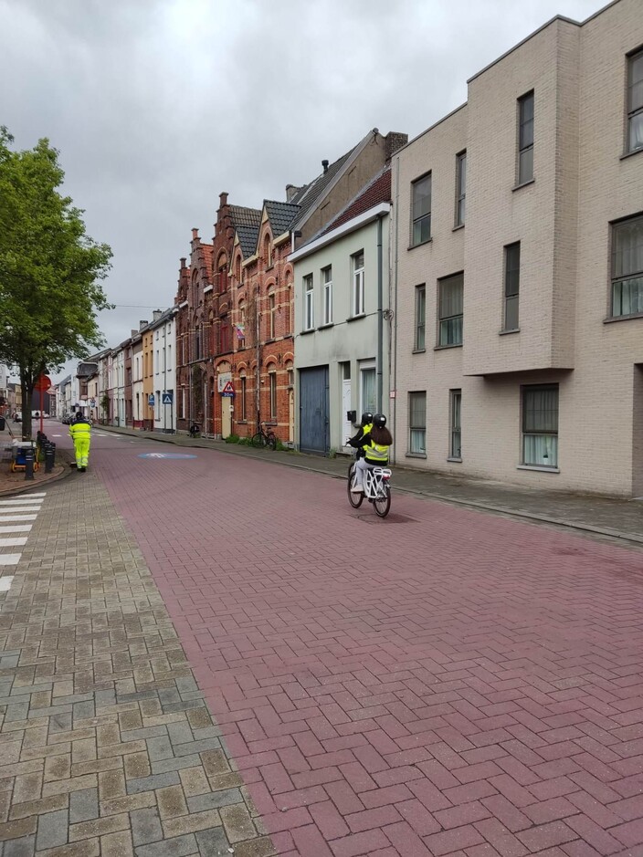 kind fietst in de straat