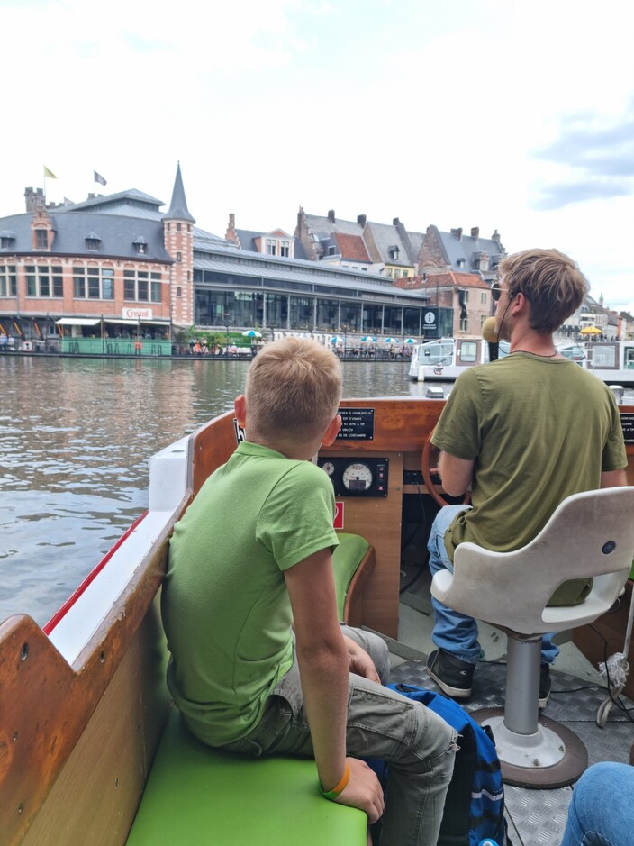 met de boot op het water