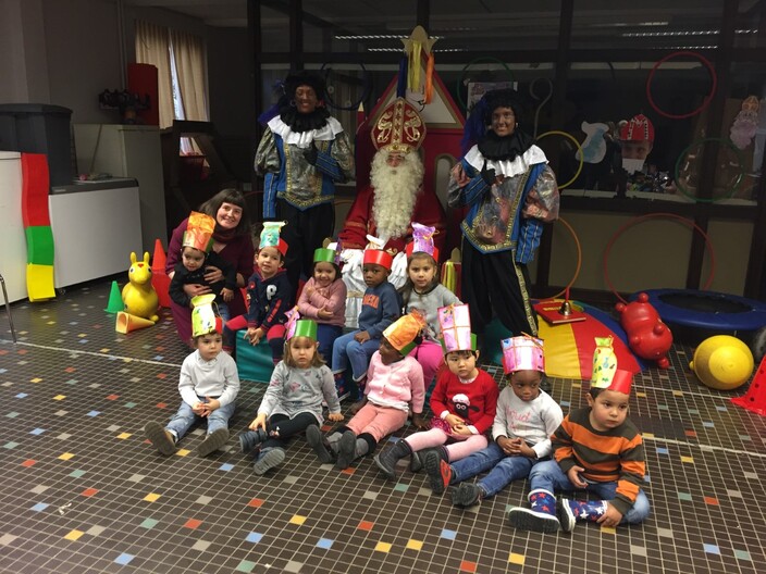 i samen op de foto met sinterklaas en de zwarte Pieten!