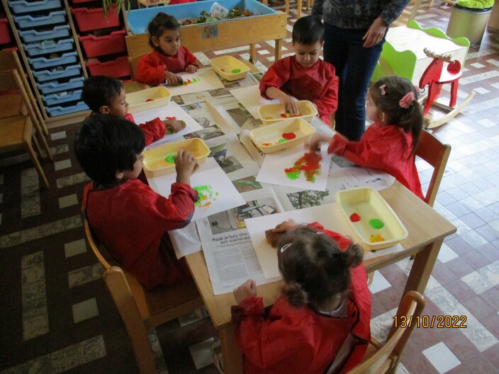 kinderen rond een tafel in de klas
