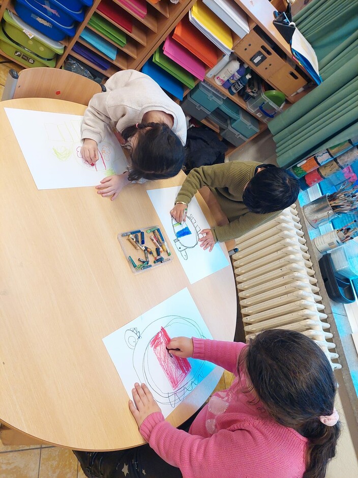 kinderen maken een tekening