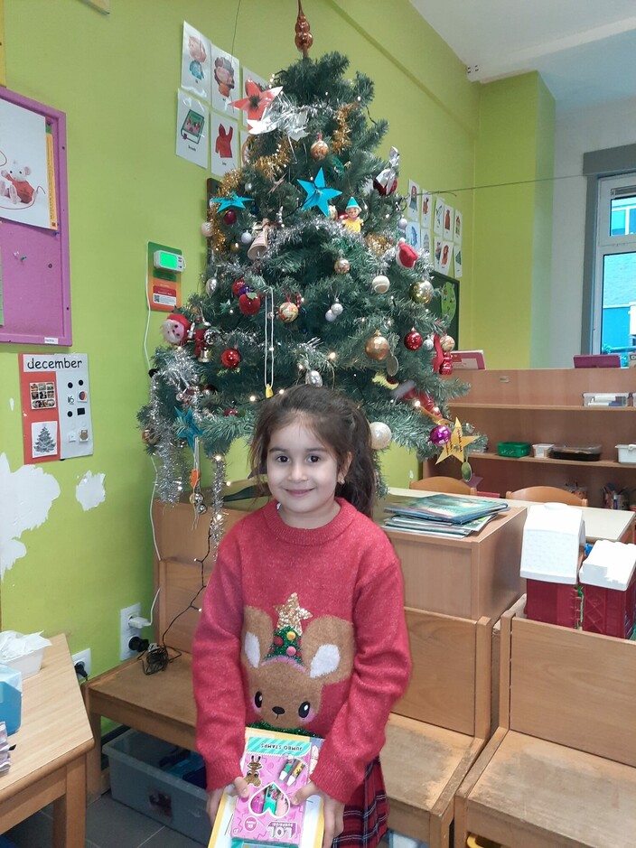 kind voor een kerstboom