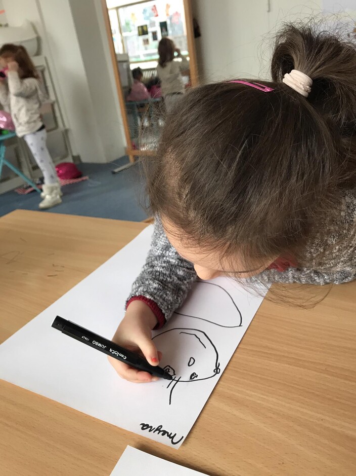 Een kindje tekenen.