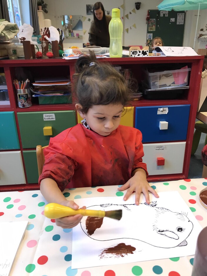 Een cavia inschilderen met penseel en bruine verf.