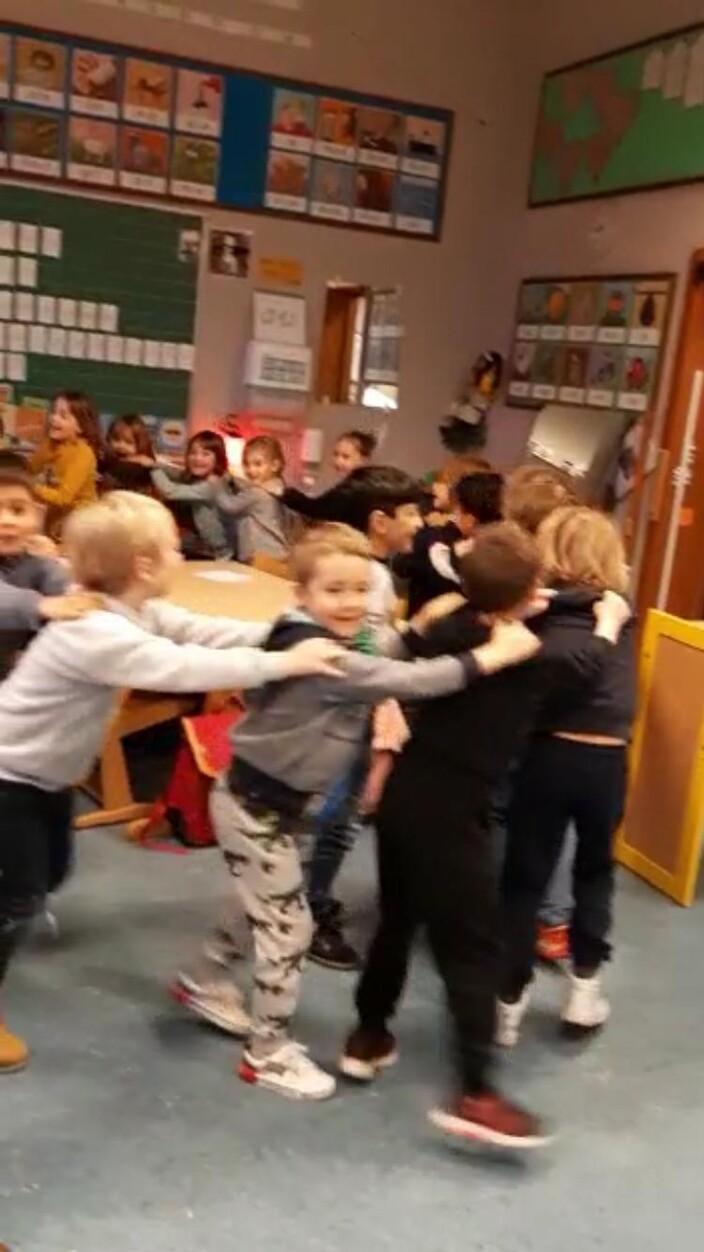 Kinderen die dansen.