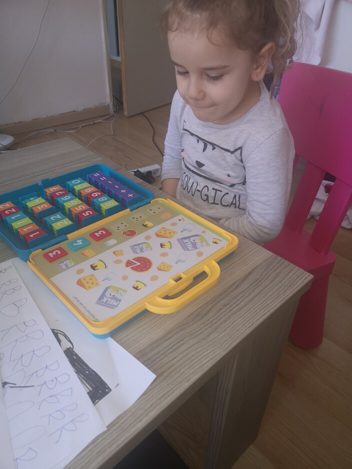 Meryem kan al goed rekenen en leerde ook de letters a, k, n