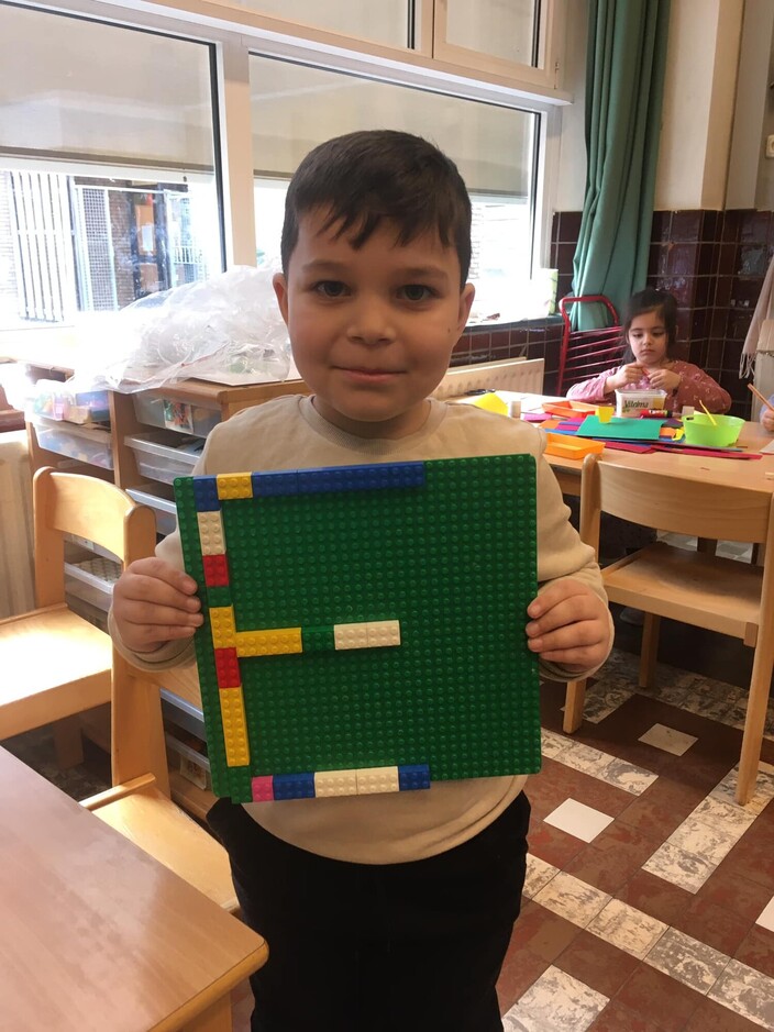 kind toont letter in lego