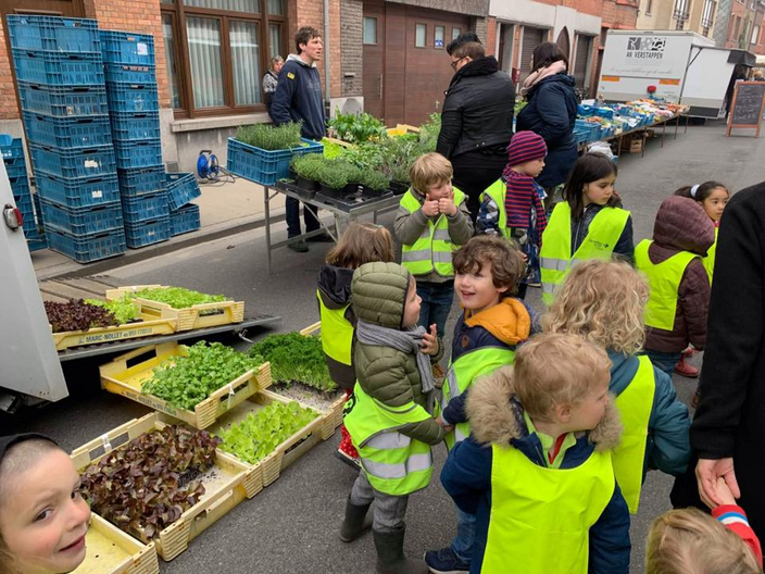 Kinderen op de markt.