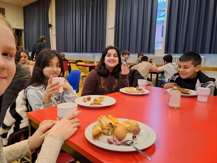 vier kinderen eten samen aan een tafel