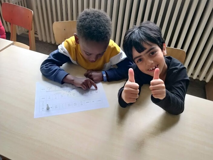 Shadi en Mounir spelen het bordspel lezen