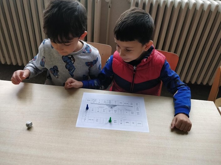 Mousab en Eren spelen het bordspel lezen