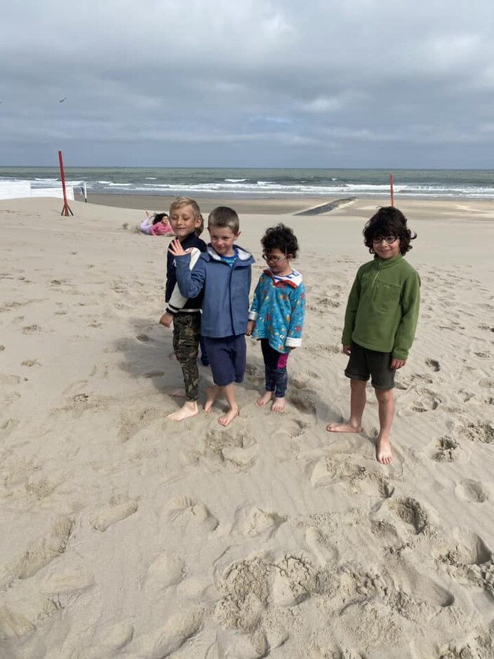vier kinderen op het strand