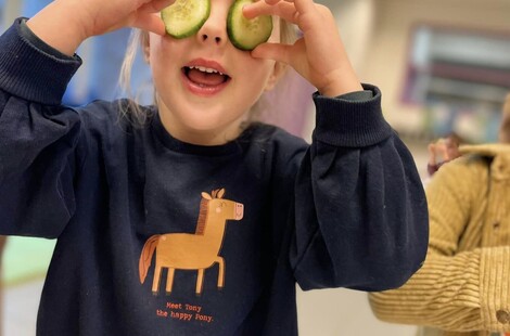 Kind met komkommers voor ogen